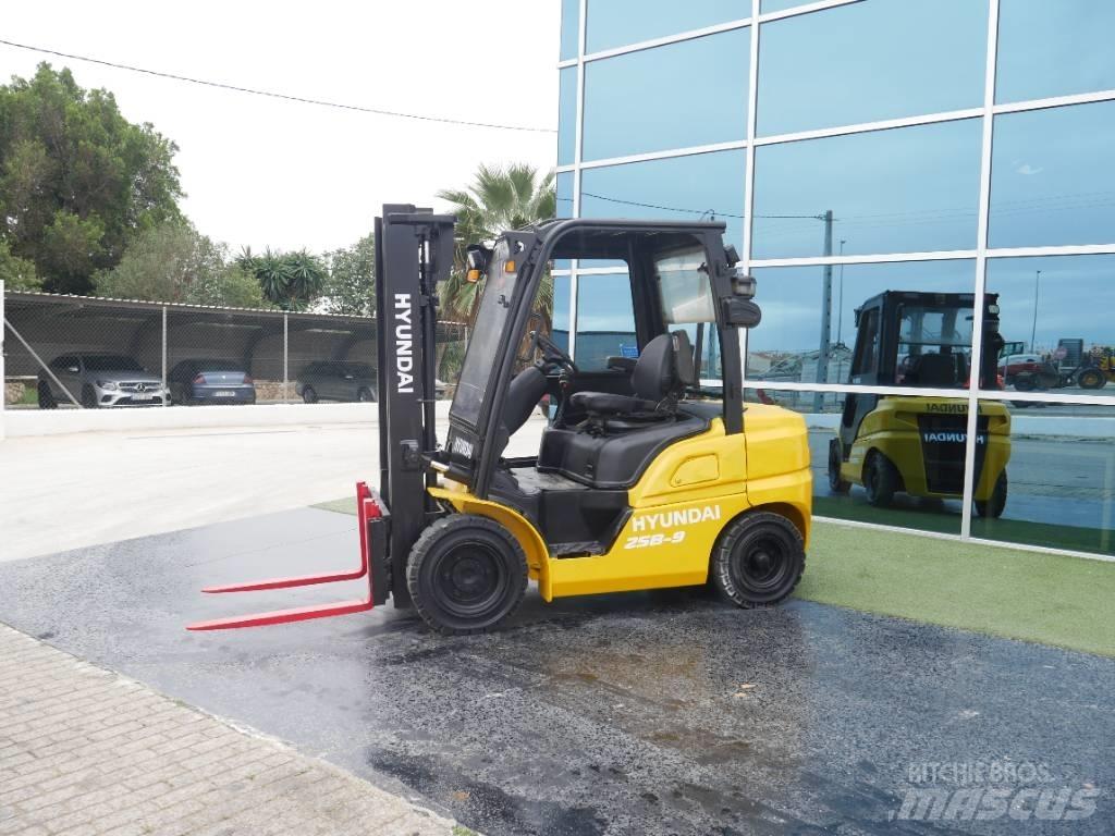 Hyundai 25 D-9 Diesel heftrucks