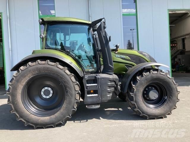 Valtra T 235 Versu Tractoren