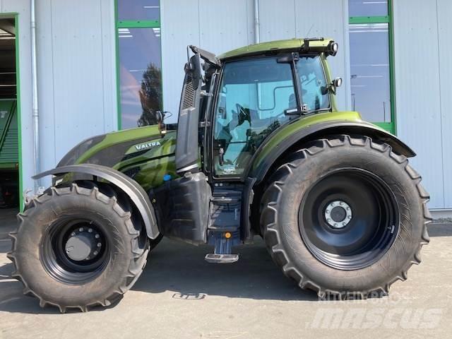 Valtra T 235 Versu Tractoren