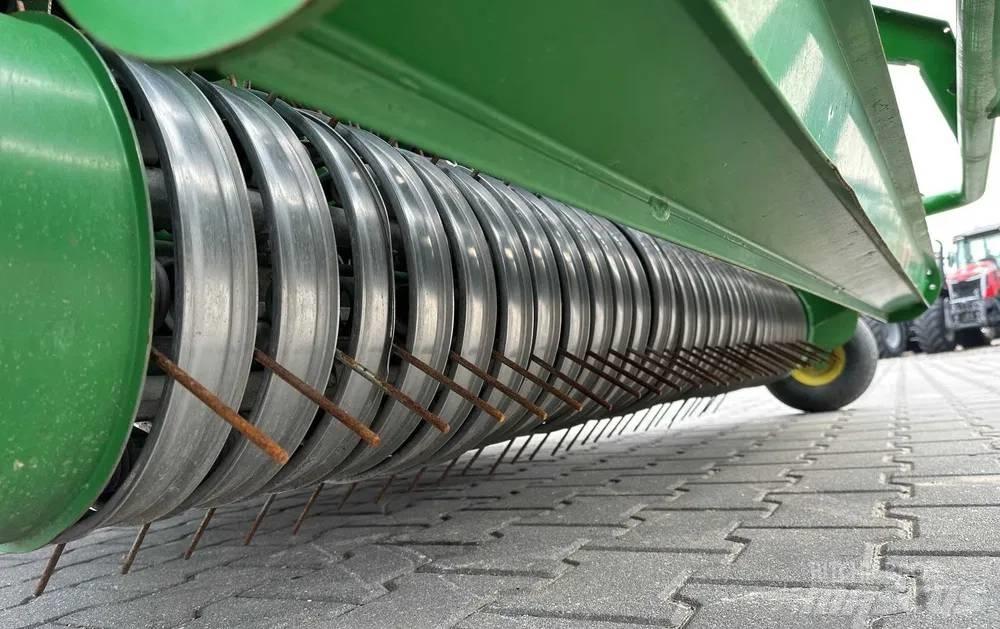John Deere C 440 R Ronde-balenpersen