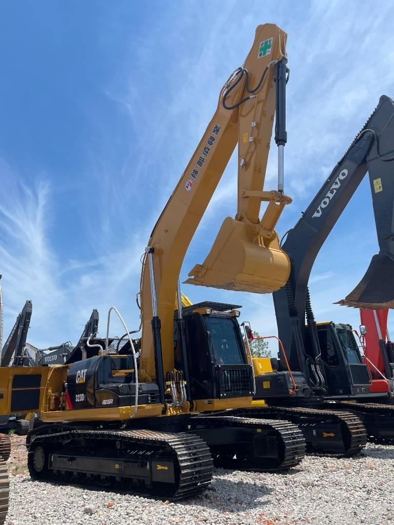 CAT 323 Rupsgraafmachines