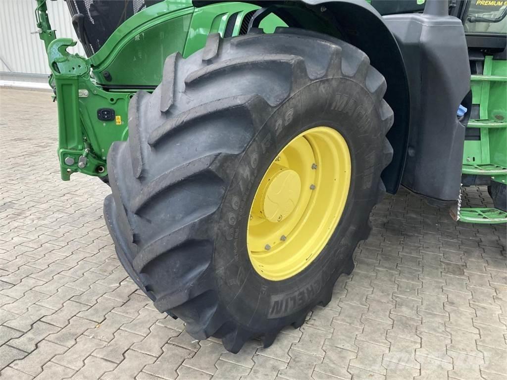 John Deere 6215R Tractoren