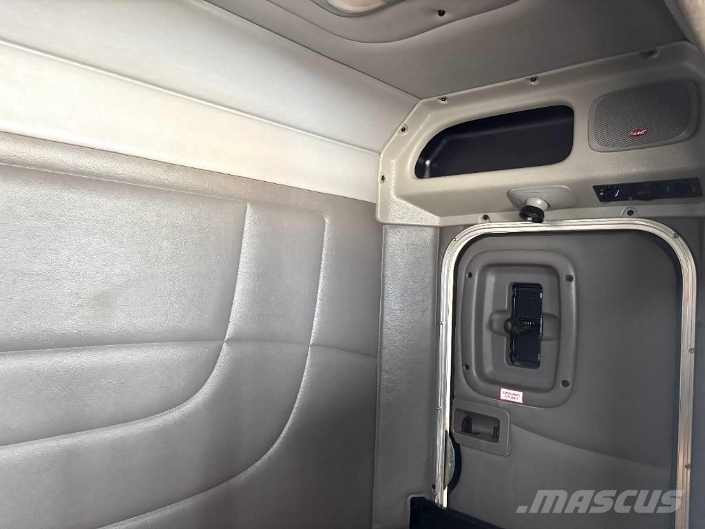 Peterbilt 389 Trekkers