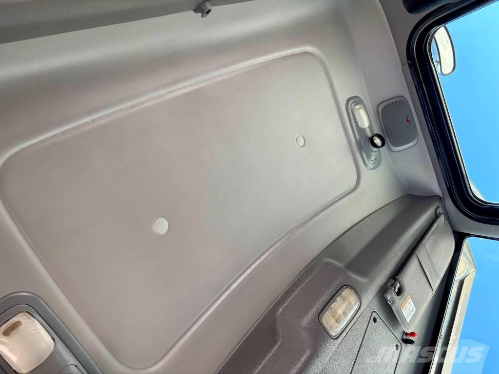 Peterbilt 389 Trekkers