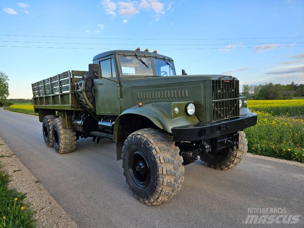 Kraz 255 B Vrachtwagen met vlakke laadvloer en lier