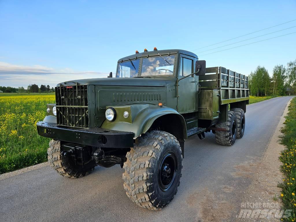 Kraz 255 B Vrachtwagen met vlakke laadvloer en lier