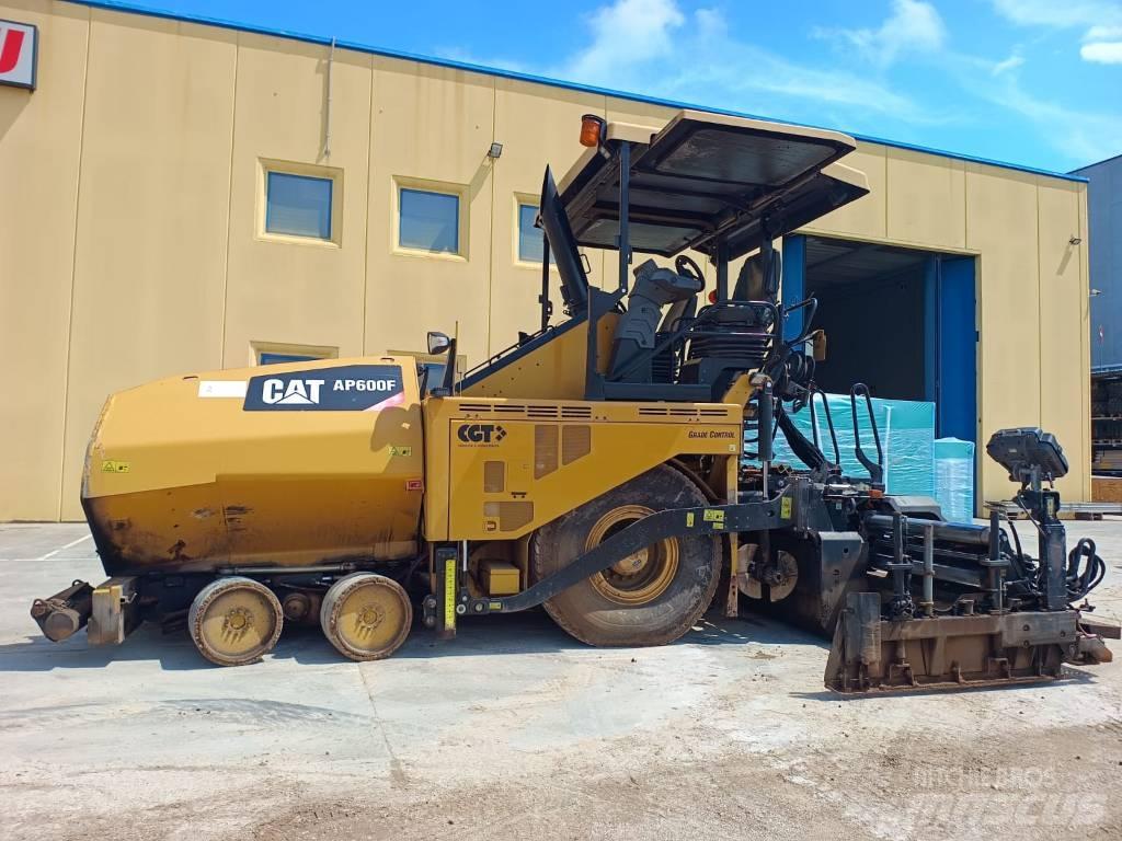 CAT AP 600F Asfaltafwerkmachines