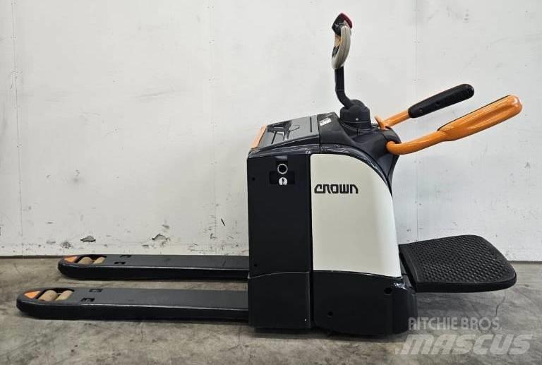 Crown WT 3040 E Pallettruck met meerij platform