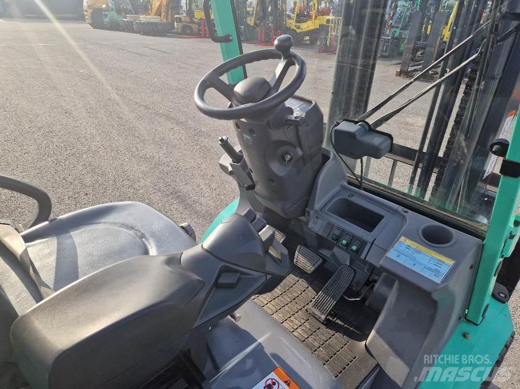Mitsubishi FD30N Reachtruck voor hoog niveau