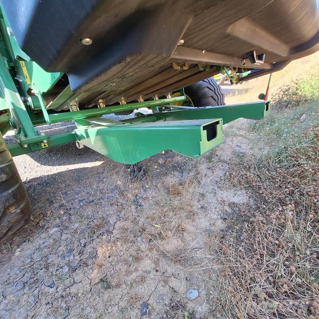 John Deere V 451 M Ronde-balenpersen