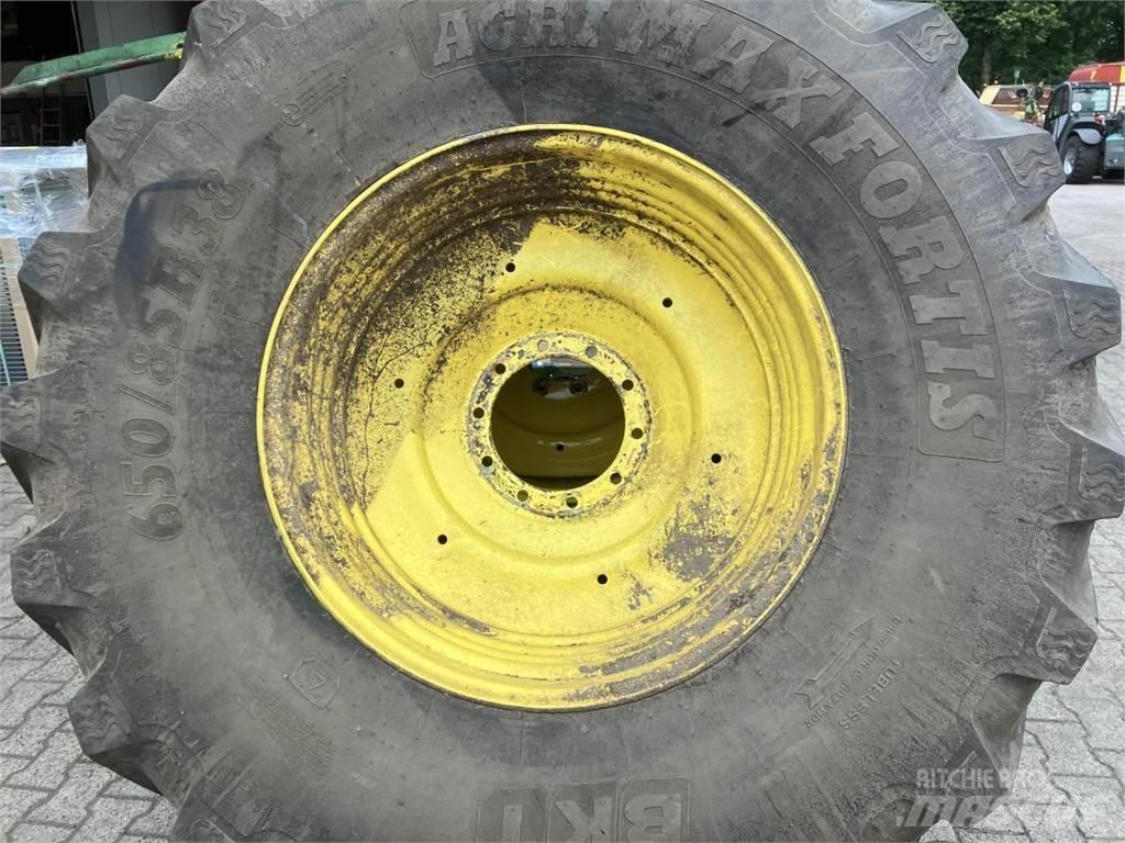 BKT 650/85R38 Banden, wielen en velgen