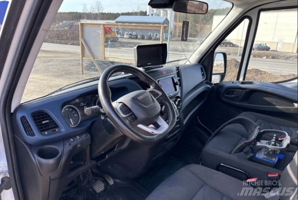 Iveco Iveco Daily Vlakke laadvloer met kraan