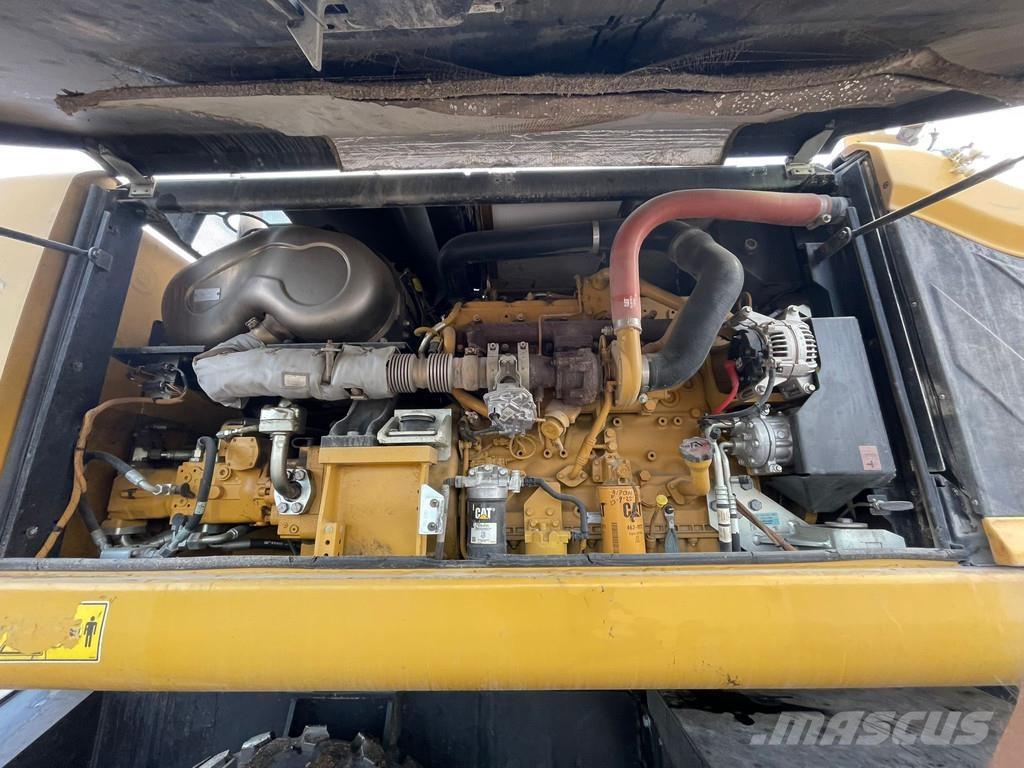 CAT MH3024 Wielgraafmachines