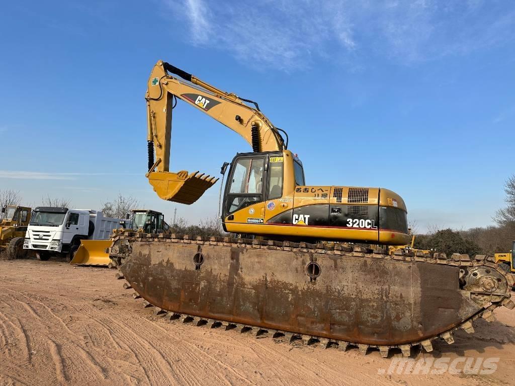 CAT 320 C L Amfibische graafmachines