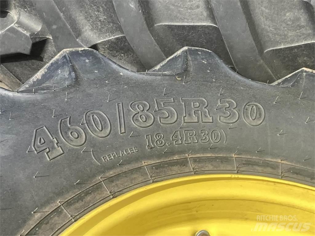 BKT 460/85R30 Banden, wielen en velgen