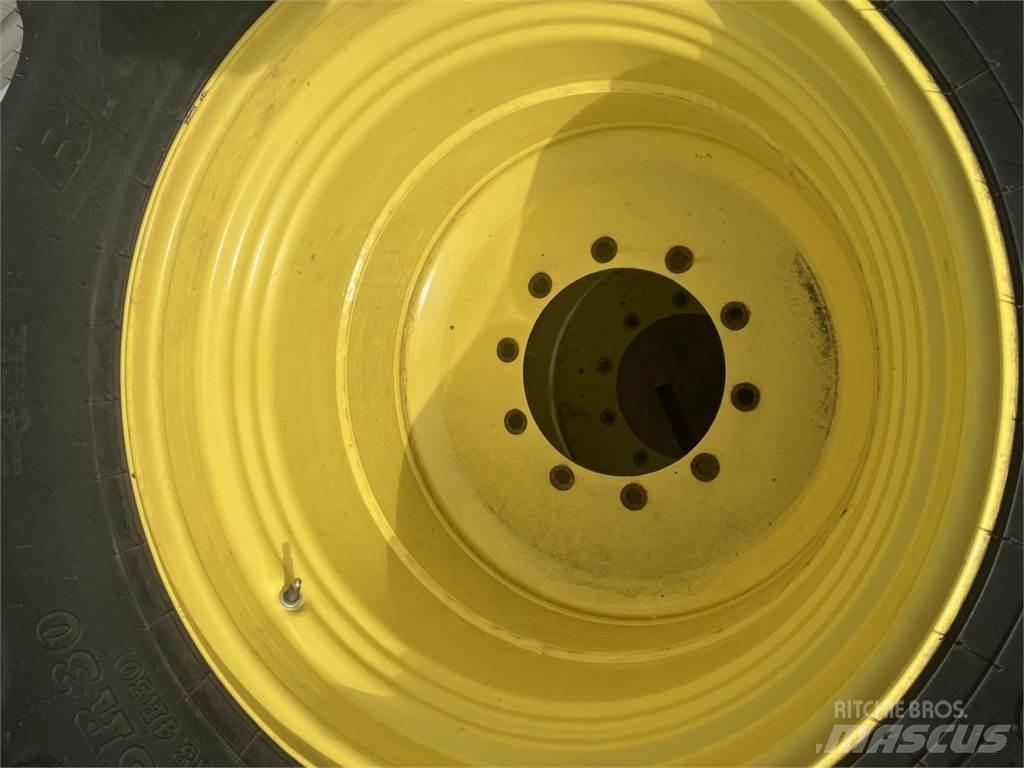 BKT 460/85R30 Banden, wielen en velgen
