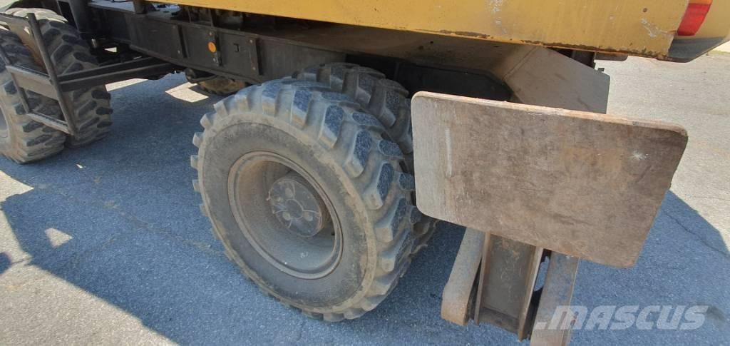 CAT 214 B Wielgraafmachines