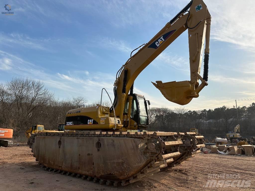 CAT 320 C L Amfibische graafmachines