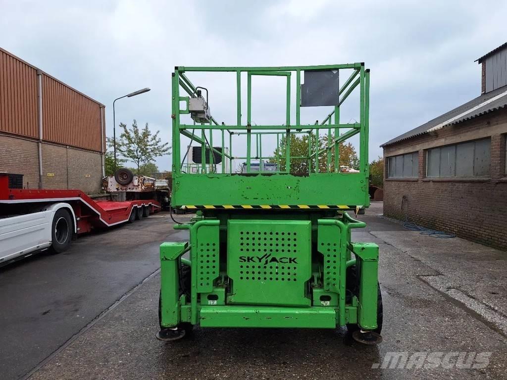 SkyJack SJ-8831 Schaarhoogwerkers