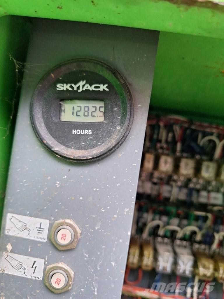 SkyJack SJ-8831 Schaarhoogwerkers