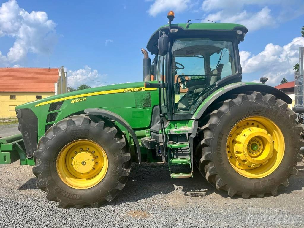 John Deere 8320 R Tractoren