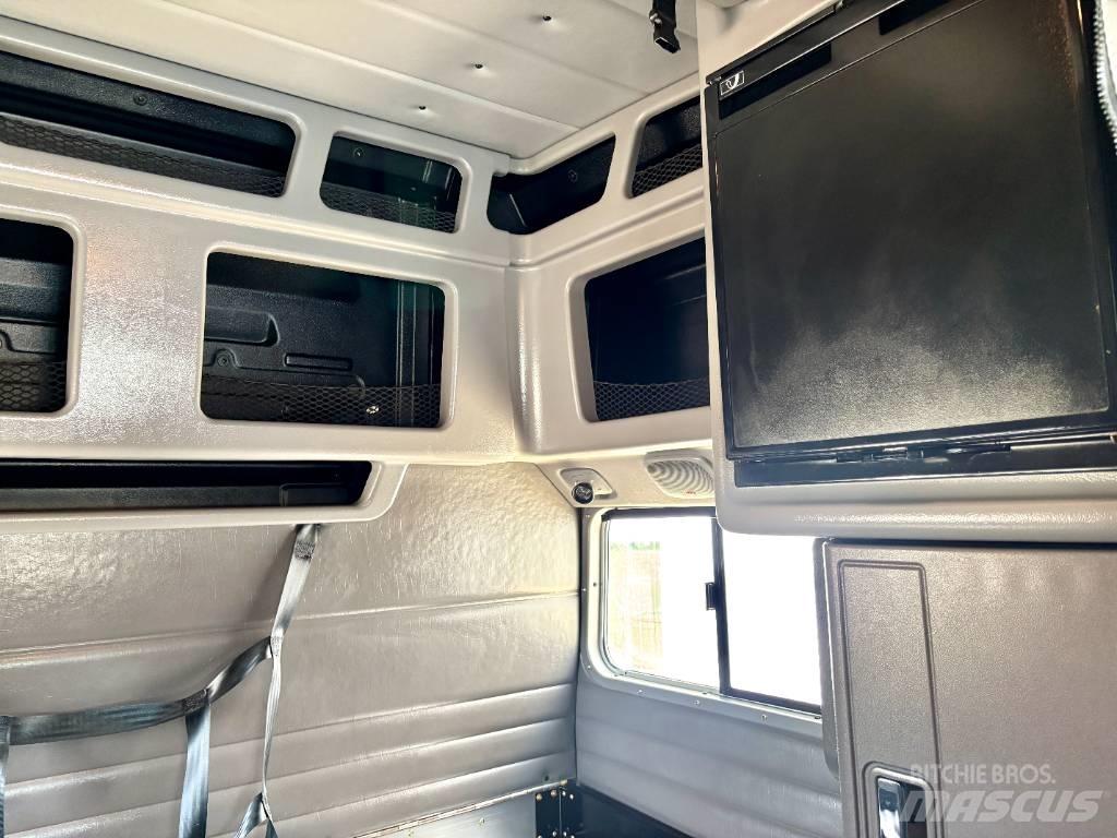 Peterbilt 389 Trekkers