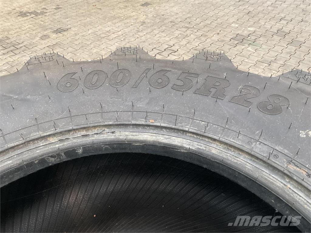 BKT 600/65R28 Banden, wielen en velgen