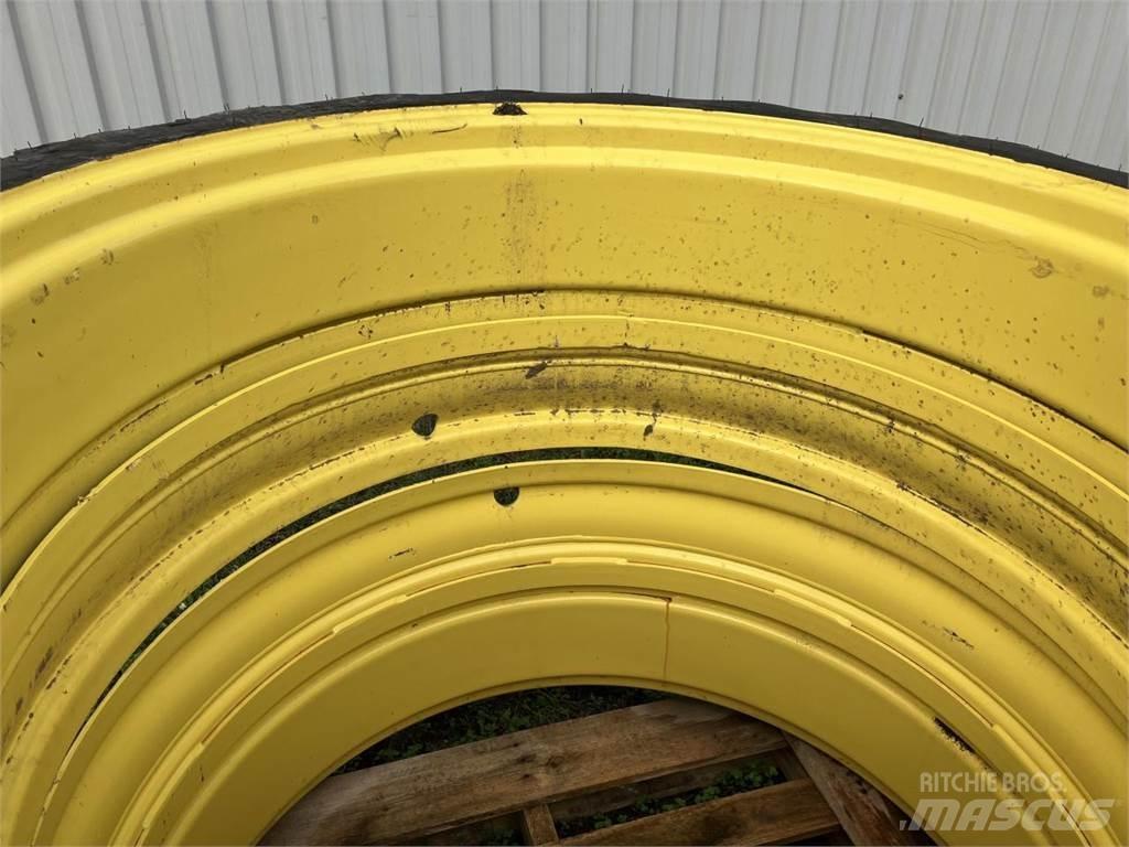 Taurus 270/95R44 Banden, wielen en velgen