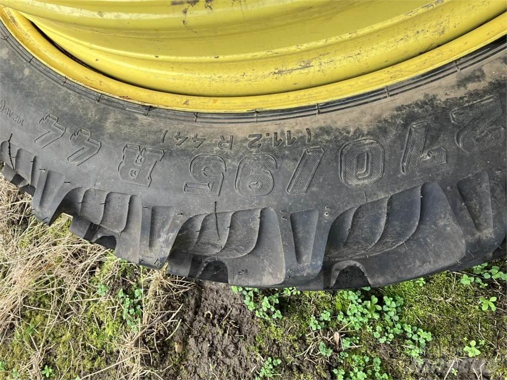 Taurus 270/95R44 Banden, wielen en velgen