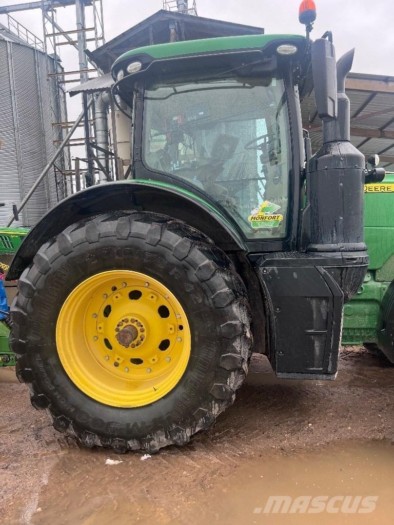 John Deere 8320 R Tractoren