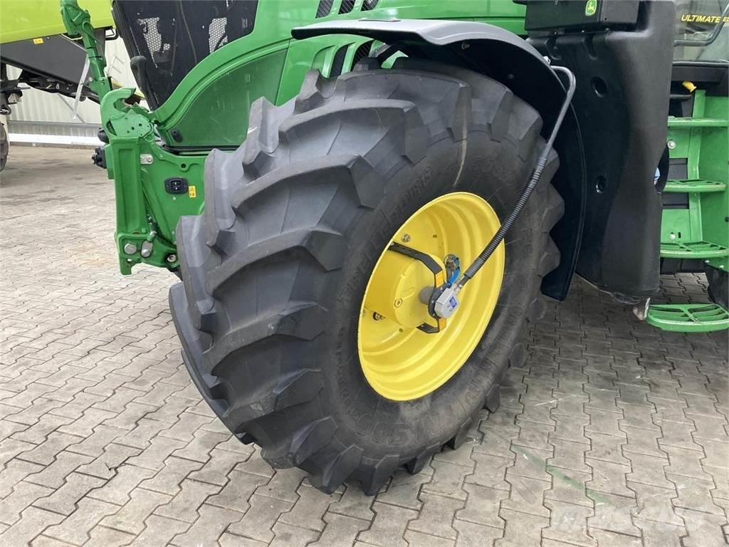 John Deere 6215R Tractoren