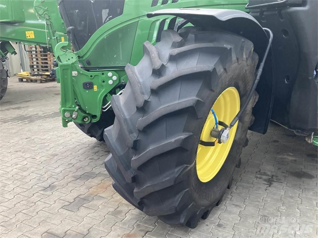 John Deere 6215R Tractoren