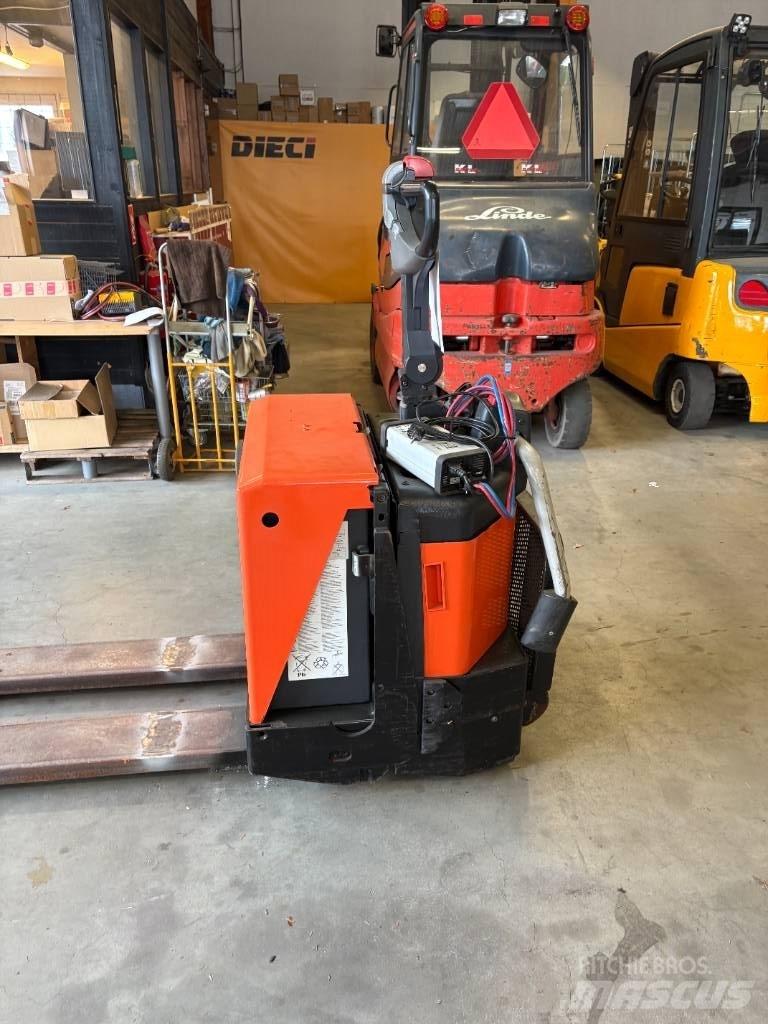 BT LPE 200 / 8 Pallettruck met meerij platform