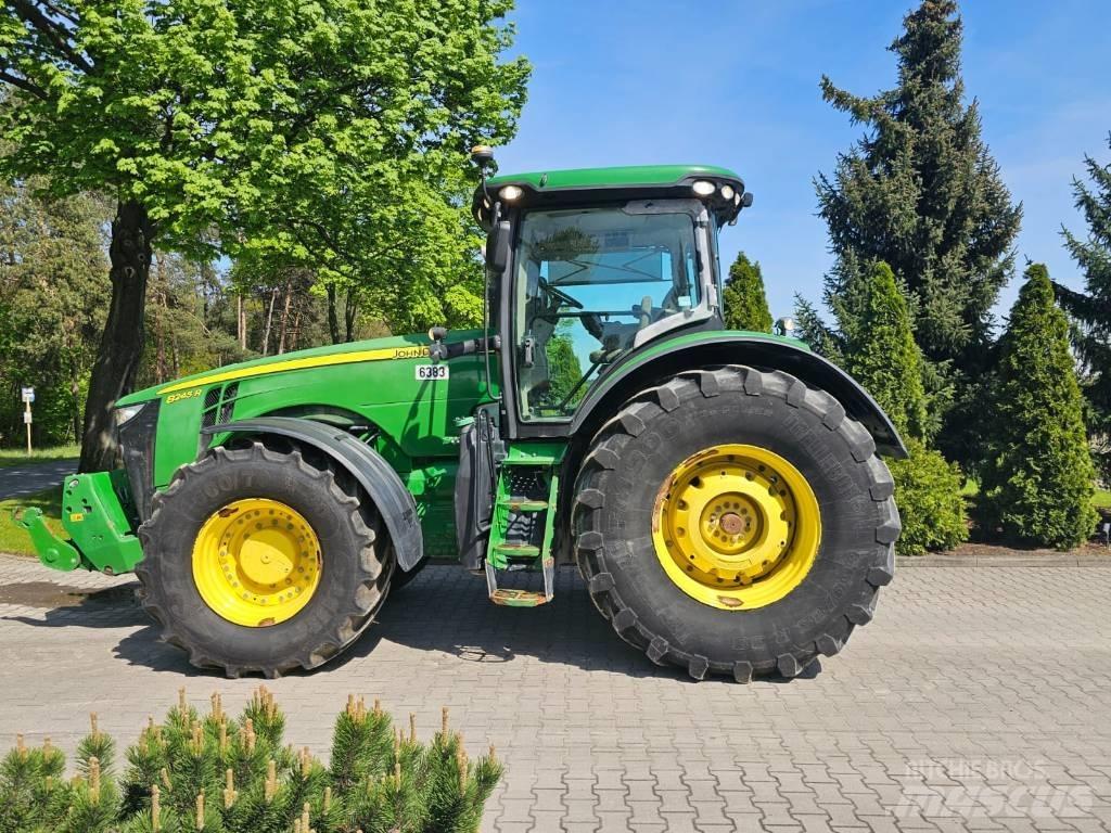 John Deere 8245 R Tractoren