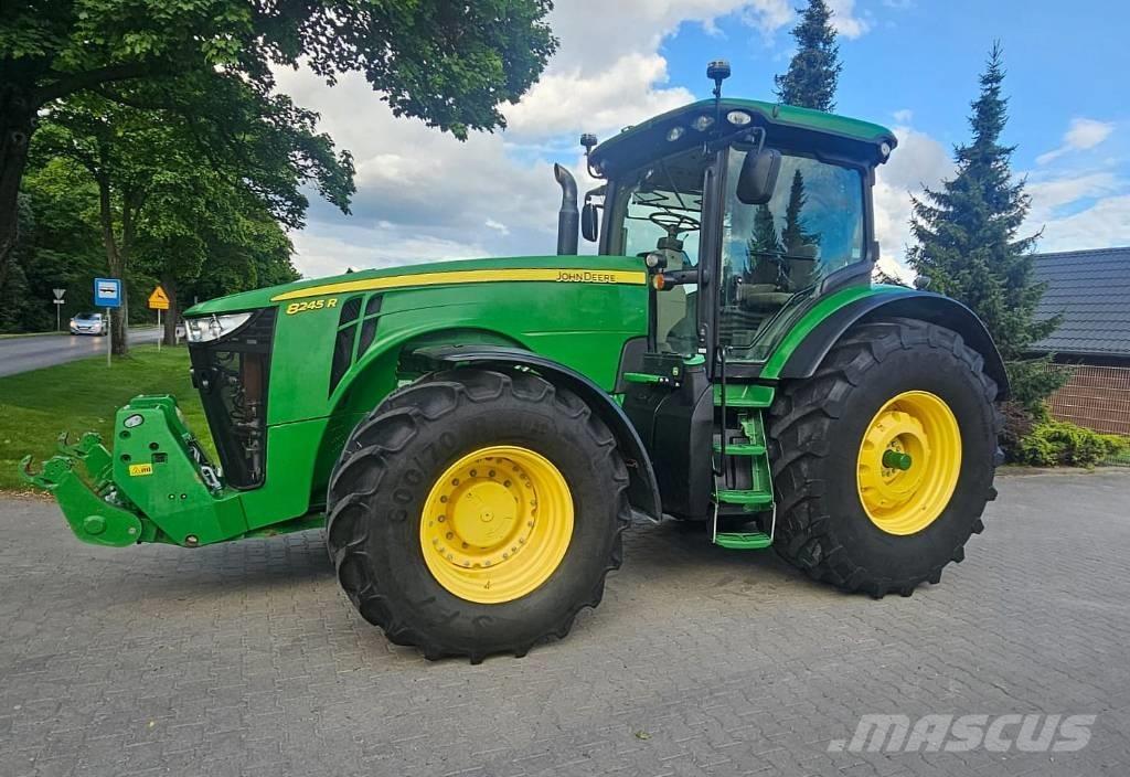 John Deere 8245 R Tractoren