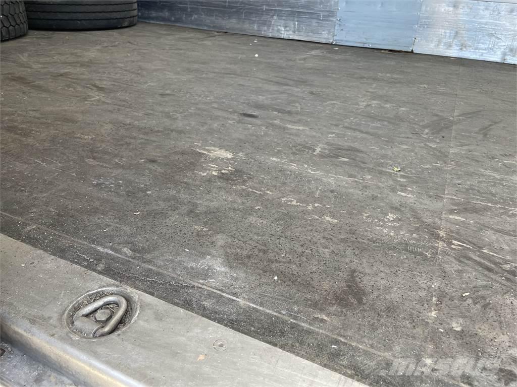 Volvo FL240 4x2 Bakwagens met gesloten opbouw