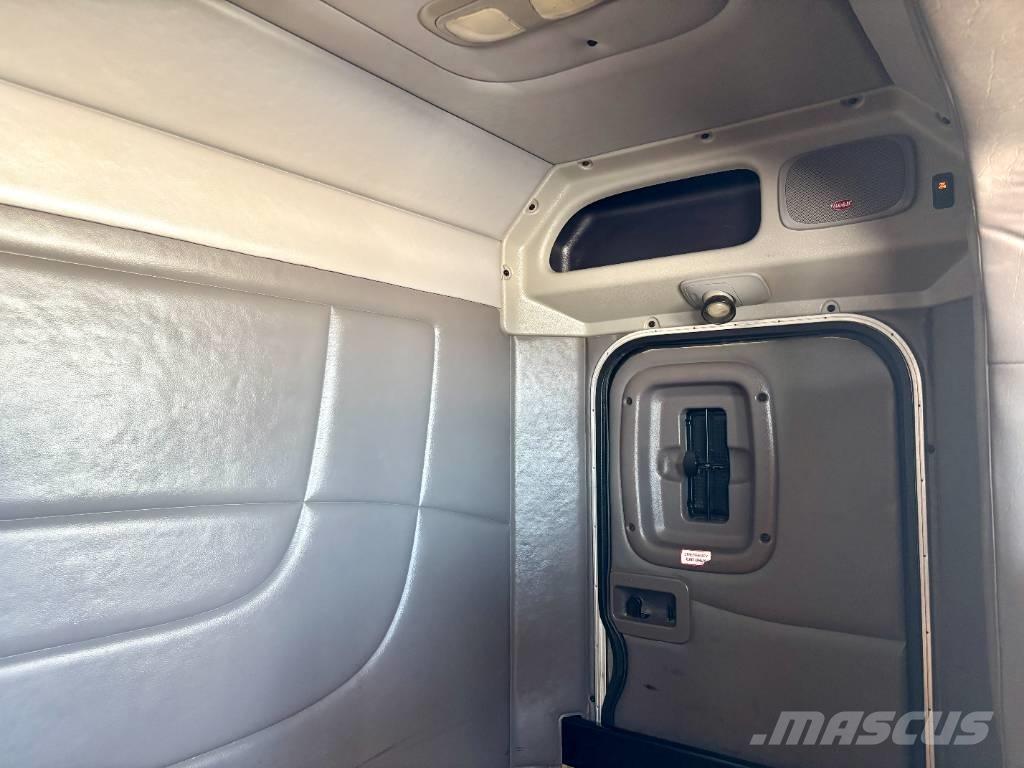 Peterbilt 367 Trekkers