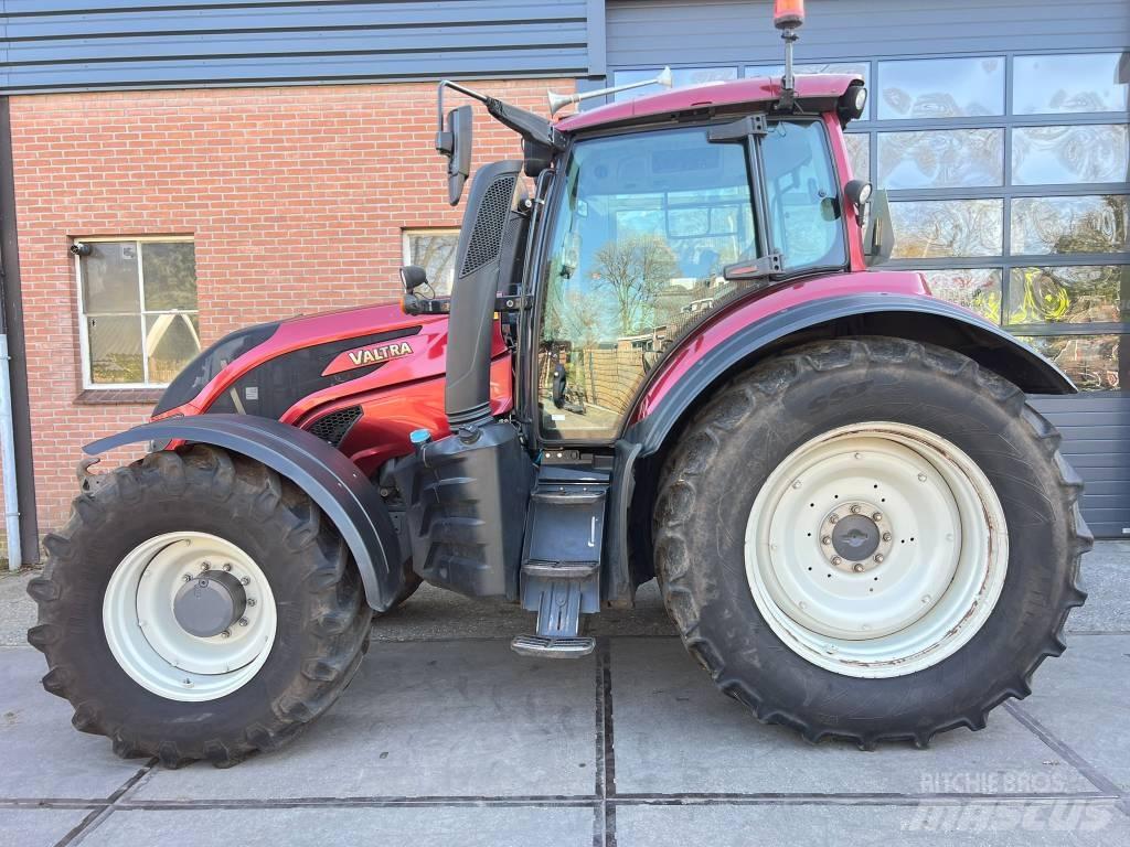 Valtra T 174 Versu Tractoren