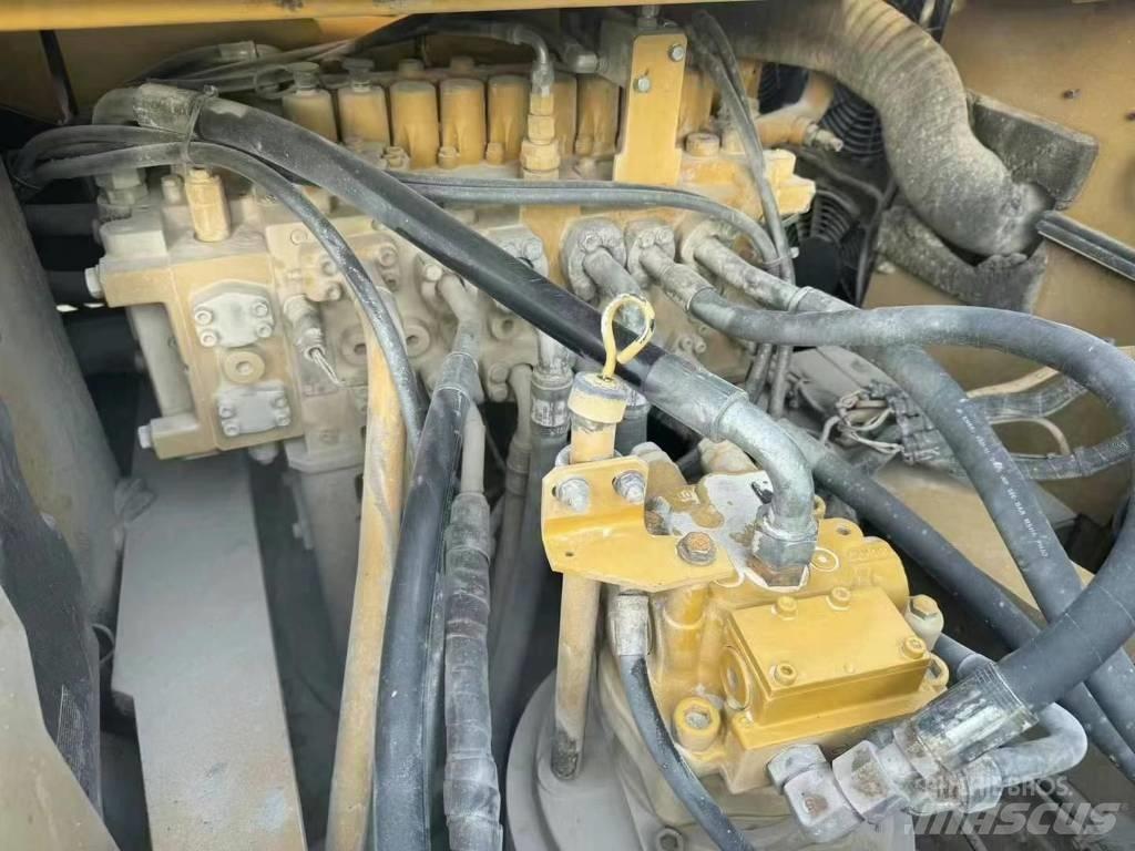 CAT 330 Rupsgraafmachines