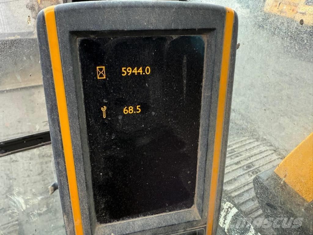 JCB JS 130 LC Rupsgraafmachines