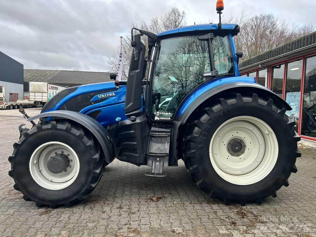 Valtra T 214 Versu Tractoren