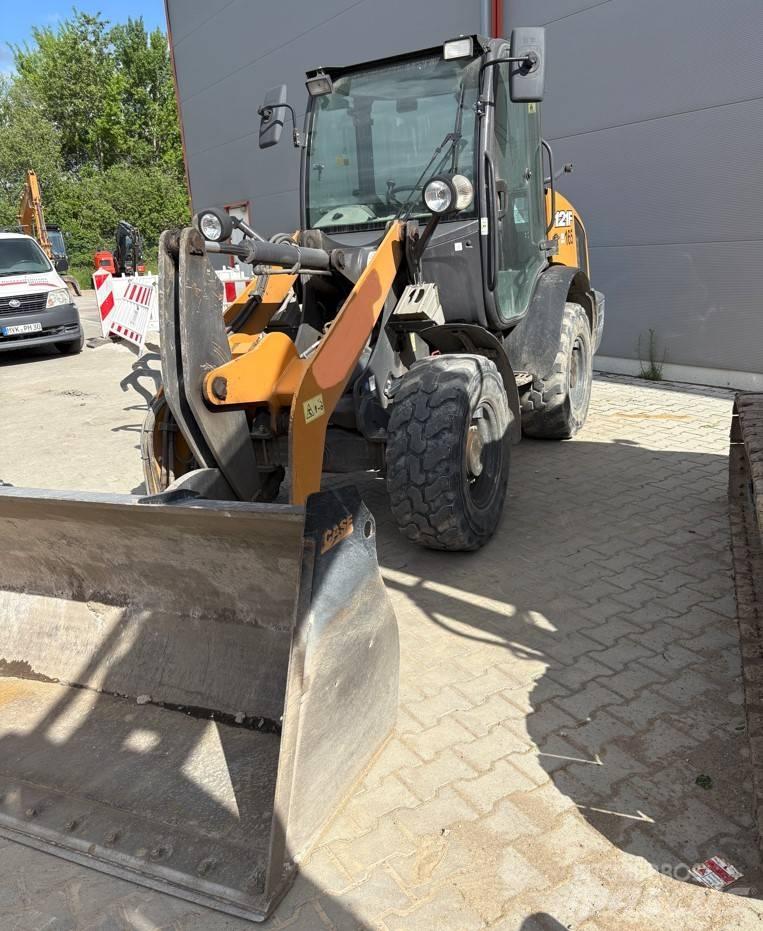 CASE 121 F Wielladers