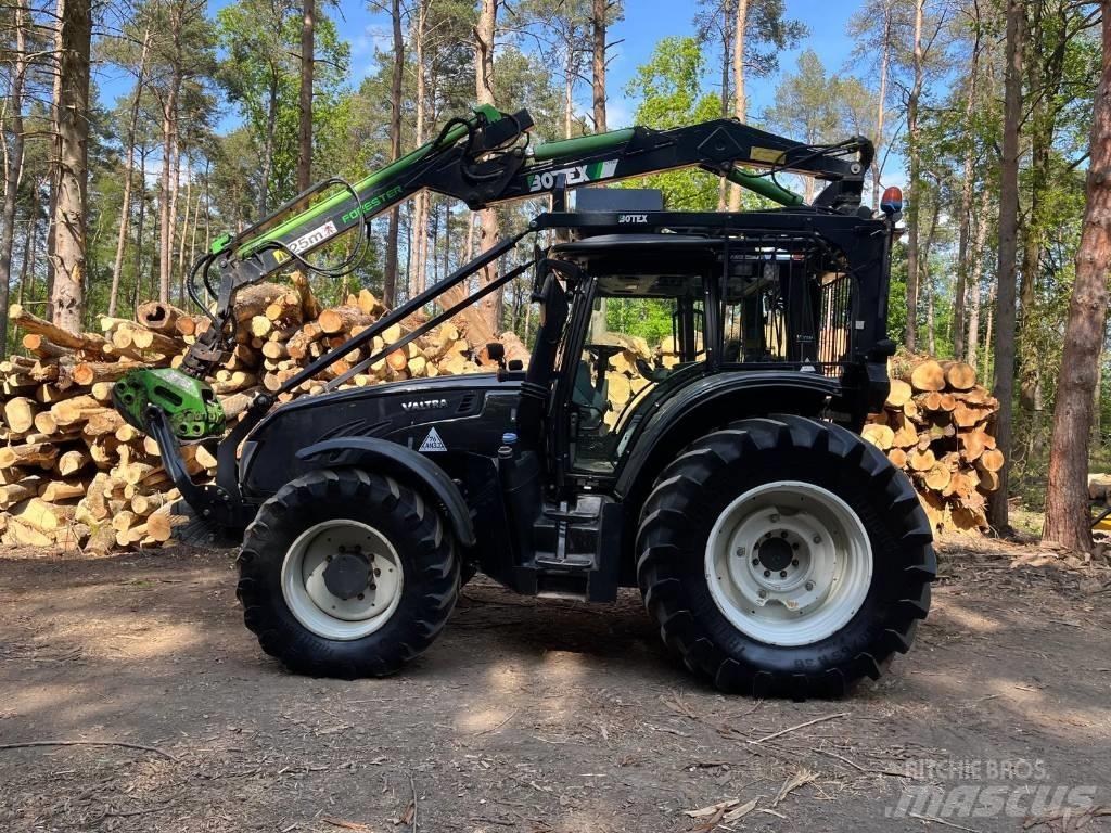 Valtra T183 Versu Tractoren