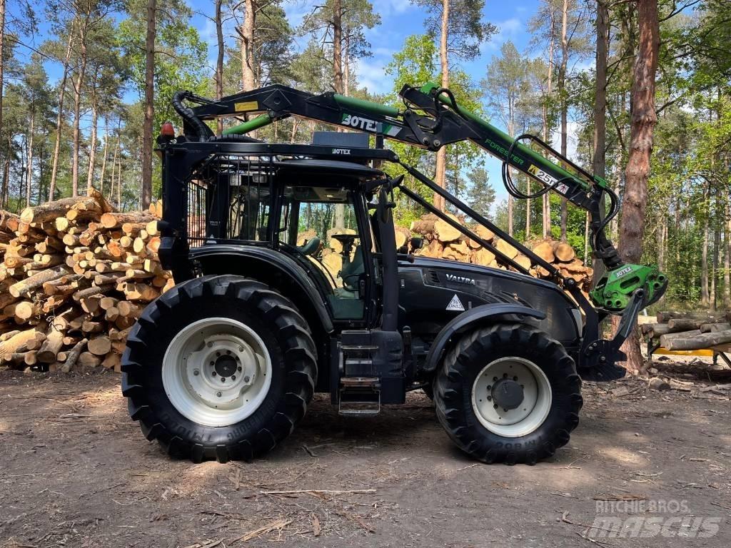 Valtra T183 Versu Tractoren