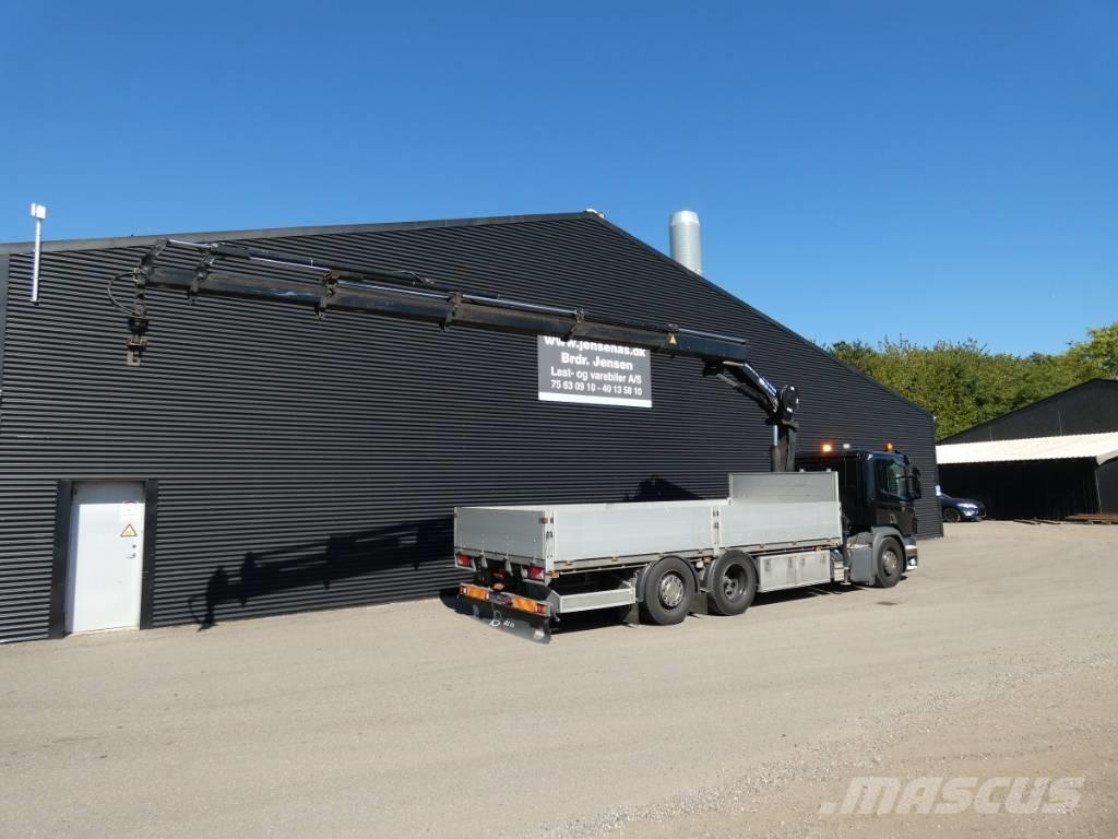 Scania P 370 Vlakke laadvloer met kraan