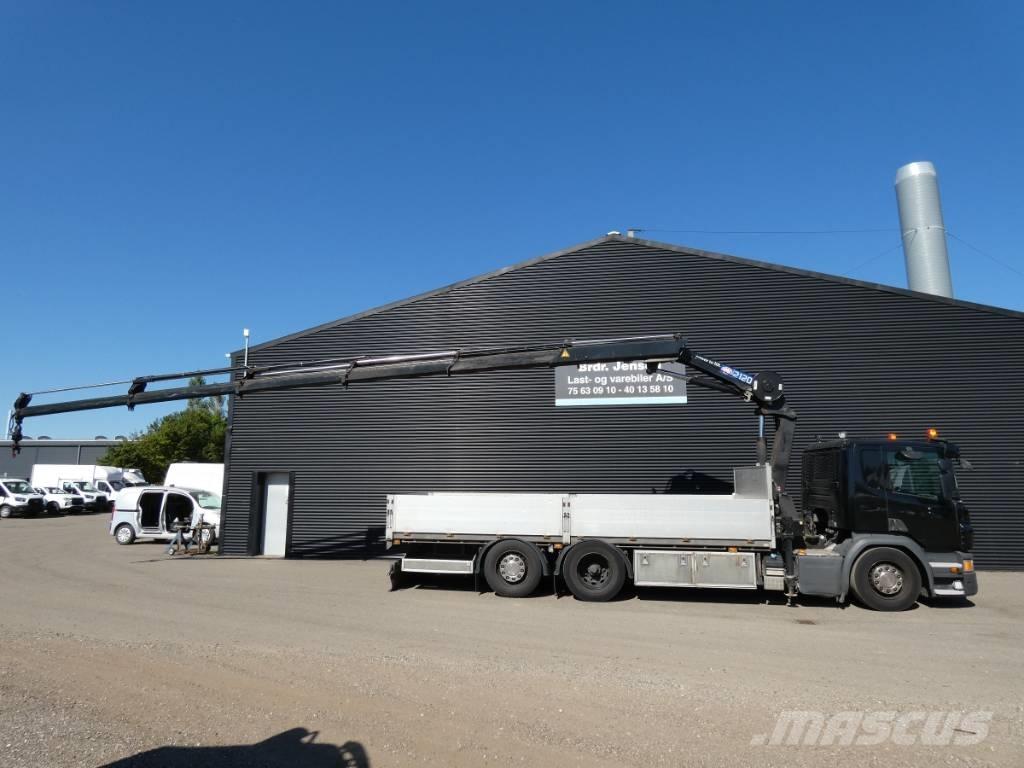 Scania P 370 Vlakke laadvloer met kraan