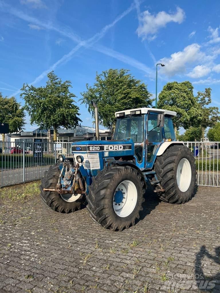 Ford 8210 III Tractoren