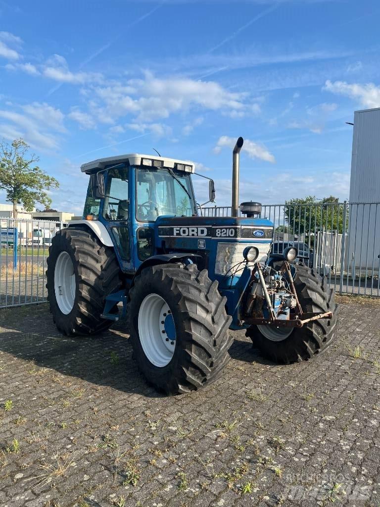 Ford 8210 III Tractoren