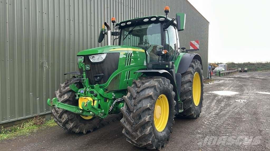 John Deere 6215R Tractoren
