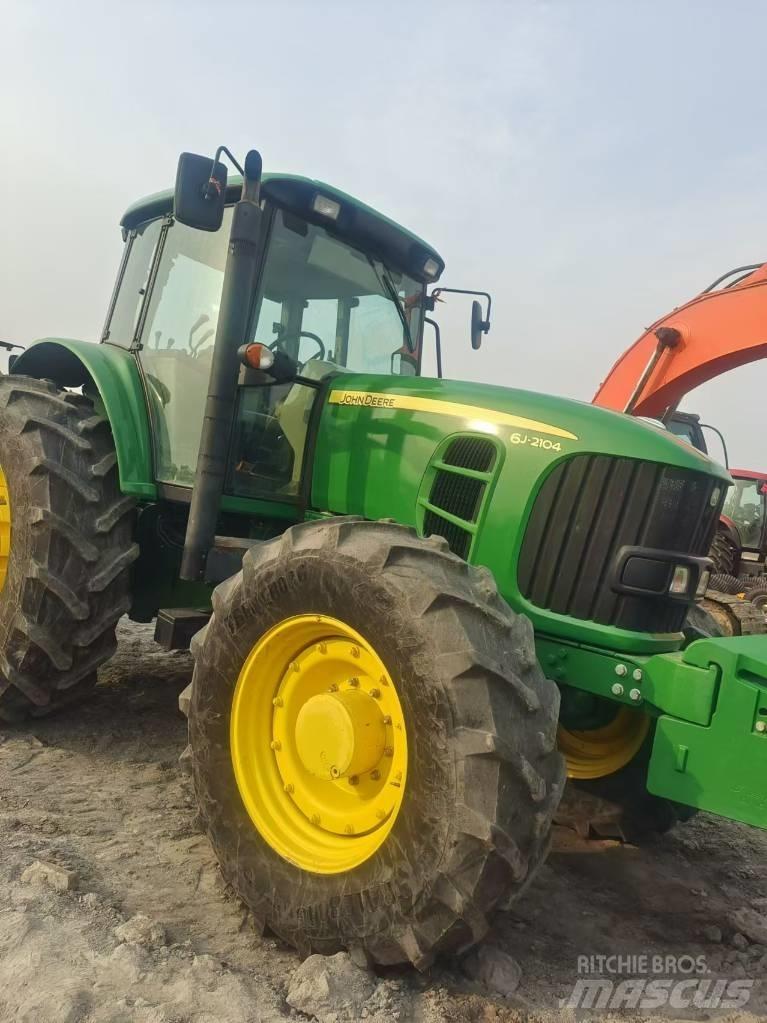 John Deere 6J-2104 Tractoren